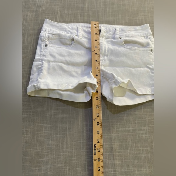 American Eagle Women’s Shorts in white. Women’s size 8 - Picture 10 of 16